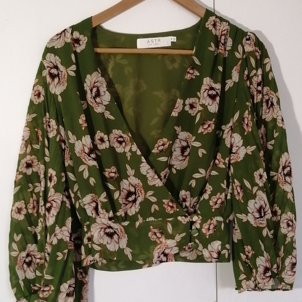 ASTR THE LABEL OLIVE GREEN TOP SIZE MEDIUM